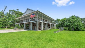 Een gebouw met twee verdiepingen en een balkon, met een Amerikaanse vlag.