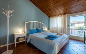 3 bedrooms, travel cot, free WiFi, bed sheets