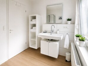 Een douche, een haardroger, handdoeken, zeep