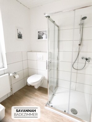 Een douche, een haardroger, handdoeken, zeep