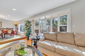 Living area - 5BR/3BA Family Friendly Home in San Jose (San Jose)