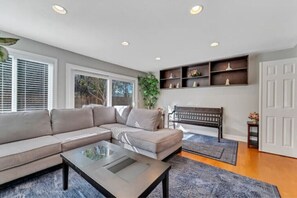 Living area - 5BR/3BA Family Friendly Home in San Jose (San Jose)