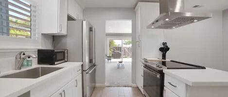 Batterie de cuisine, vaisselle et ustensiles