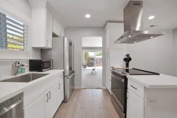 Cookware/dishes/utensils - Beautiful, Stylish 3 Bedroom Home in San Jose! (San Jose)