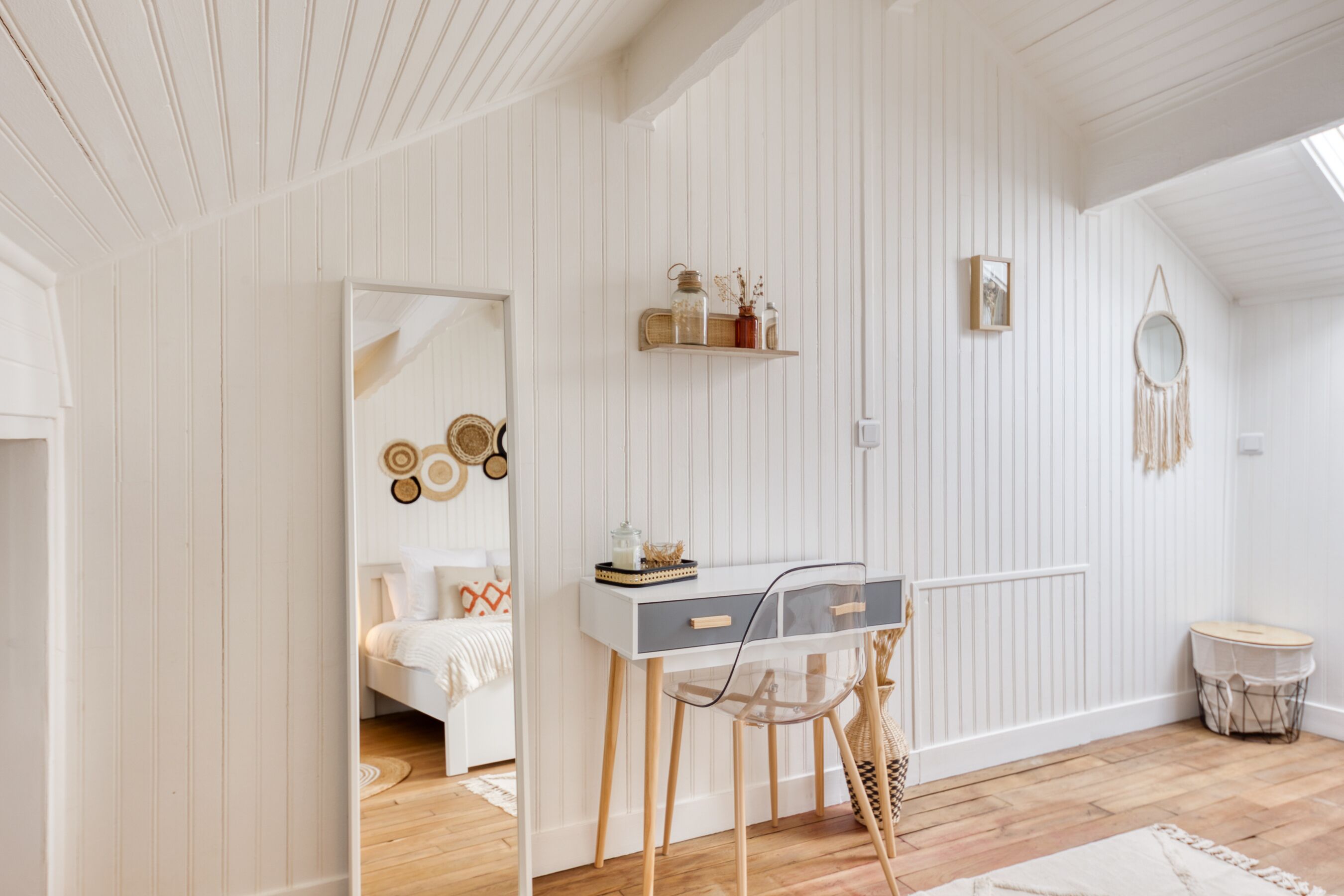 2 bedrooms, desk, iron/ironing board, bed sheets