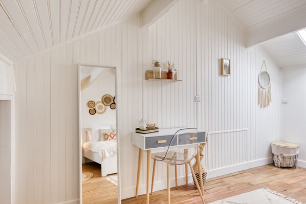 2 bedrooms, desk, iron/ironing board, bed sheets