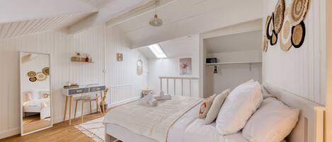 2 bedrooms, desk, iron/ironing board, bed sheets