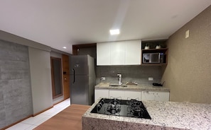 Apartamento | Cozinha privada | Geladeira, micro-ondas, talheres/pratos/utensílios de cozinha