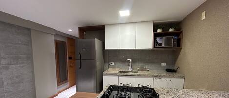 شقة | مطبخ خاص | ثلاجة، ميكروويف، مستلزمات طهي/أطباق/أوعية