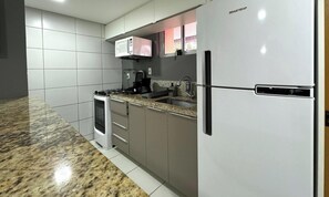 Comfort Apartment | Private kitchen | Fridge, microwave, cookware/dishes/utensils - Miramar Atlântico Sul (João Pessoa)