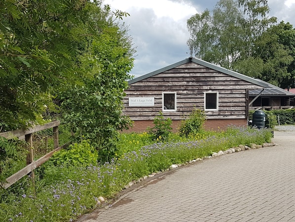 Explore the historic Stal' Lage Weld, a charming site surrounded by lush gardens and a paved pathway leading to its entrance.