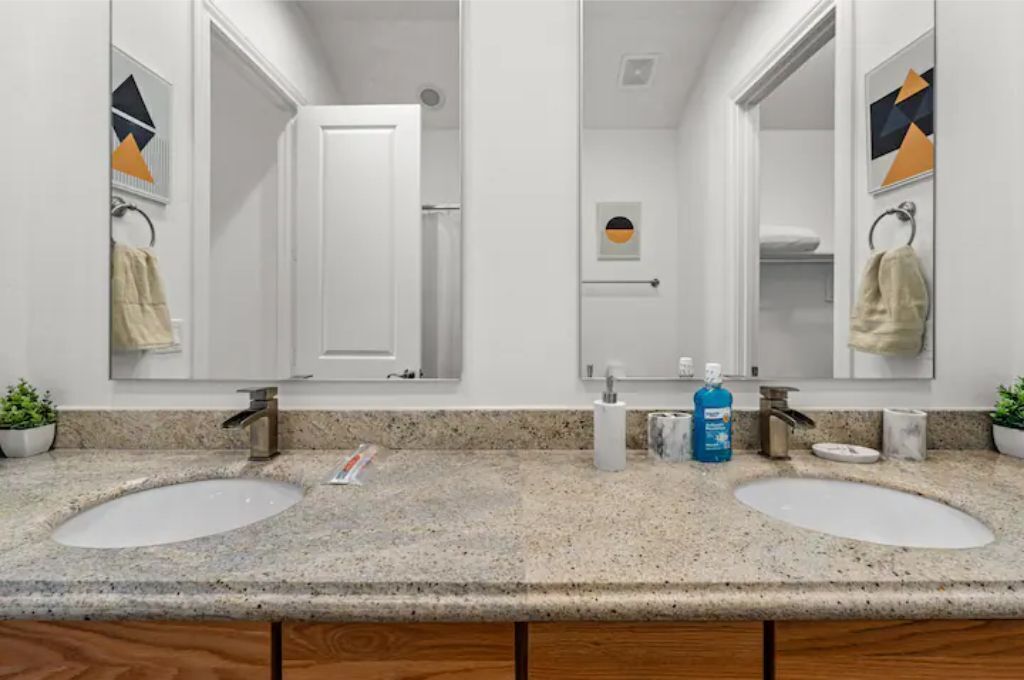 ヘアドライヤー、タオル、石鹸、トイレットペーパー