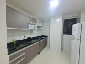 Refrigerador, microondas, licuadora, utensilios de cocina