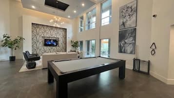 Classic Studio | Desk, free WiFi