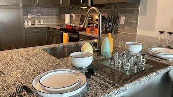 Estudio clásico | Cocina privada | Refrigerador con congelador, microondas, horno y parrilla de estufa