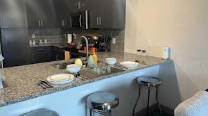 Refrigerador con freezer, microondas, horno, placa de cocina