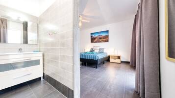 4 slaapkamers, een kluis op de kamer, een bureau