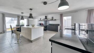 Een koelkast, een magnetron, een oven, een kookplaat