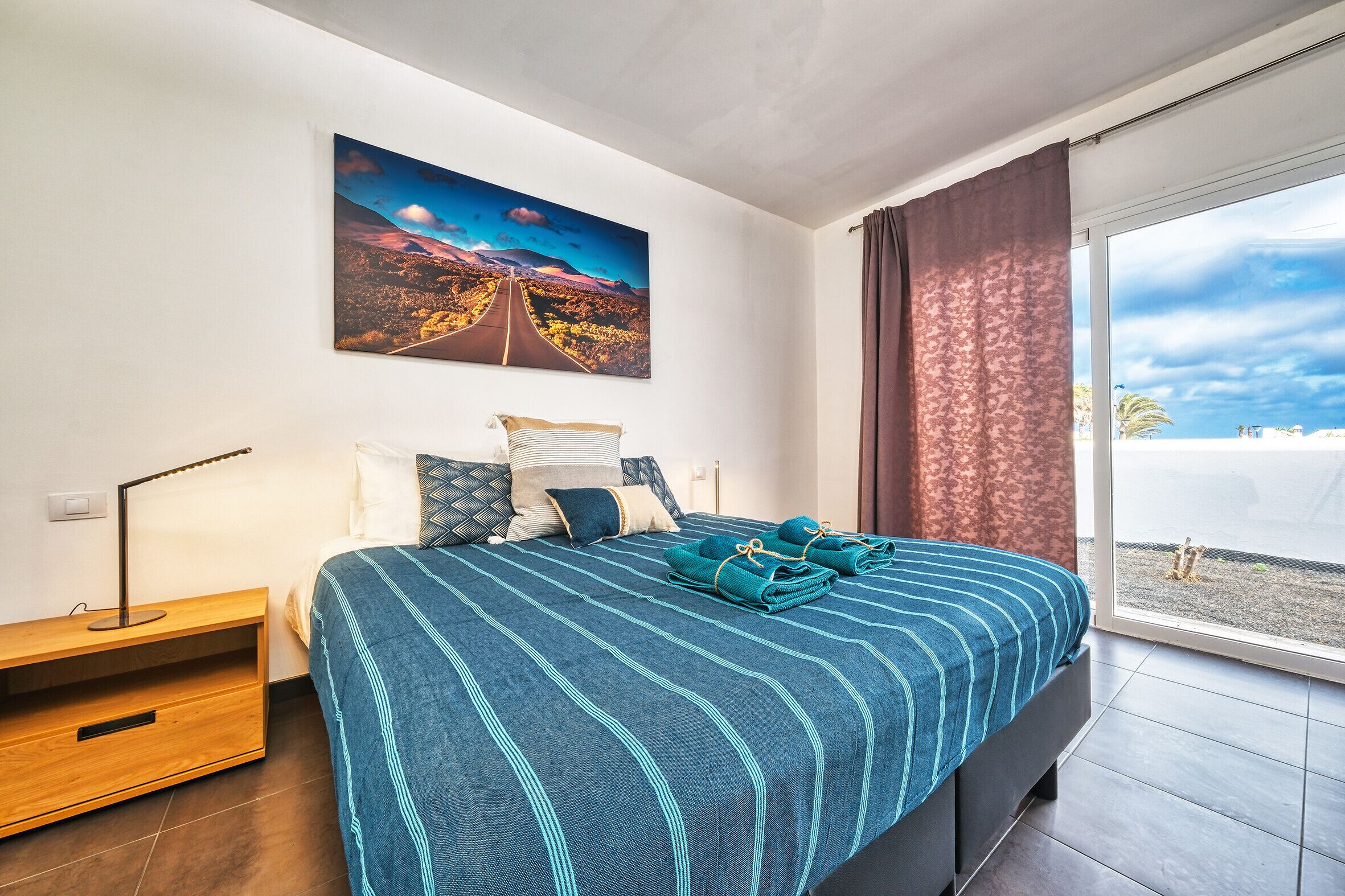 4 dormitorios, caja fuerte, escritorio y tabla de planchar con plancha