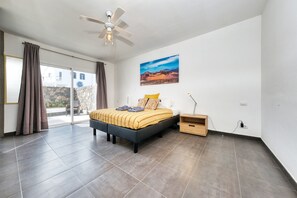 4 chambres, coffre-fort, bureau, fer et planche à repasser
