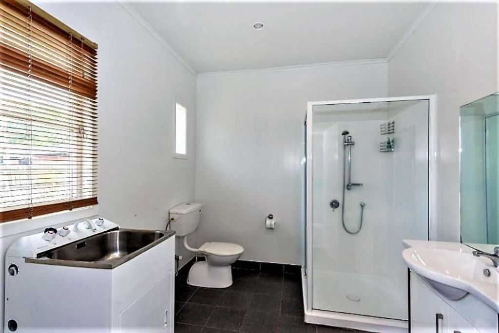 Toallas, jabón, shampoo, papel de baño 