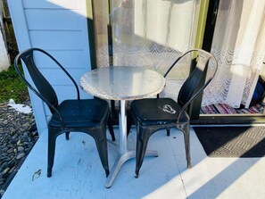 Outdoor dining - Cozy Cabins stay (Hamilton)