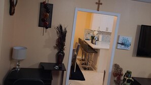 A dining area with a table, chairs, a lamp, and a decorative piece on the wall. - Luxury getaway (Brampton)