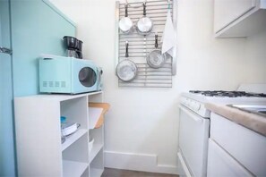 Private kitchen - BB's Queen Guest Cottage (St. Petersburg)