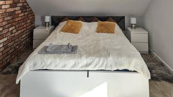 2 bedrooms, travel cot, free WiFi, bed sheets