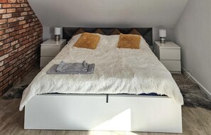 2 bedrooms, travel crib, free WiFi, bed sheets