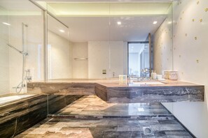 Badewanne, Haartrockner, Handtücher