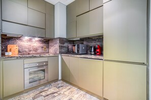 Coffee/tea maker, fridge, microwave, oven