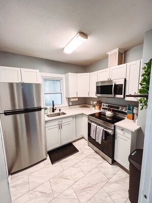 Kühlschrank, Mikrowelle, Ofen, Herdplatte