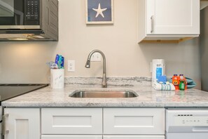 Fridge, microwave, oven, stovetop - Walk to the beach! Sleeps 4, full kitchen, one bedroom, one bath (Fort Walton Beach)