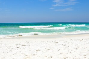 A beach with white sand and turquoise ocean waves. - Walk to the beach! Sleeps 4, full kitchen, one bedroom, one bath (Fort Walton Beach)
