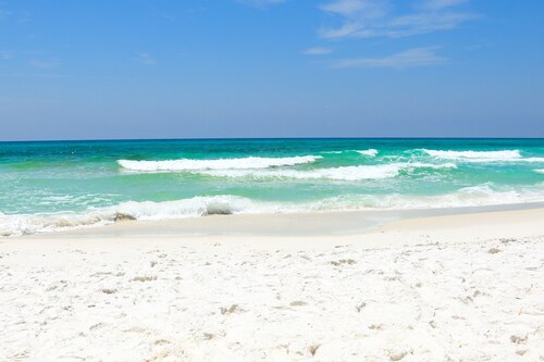 Walk to the beach! Sleeps 4, full kitchen, one bedroom, one bath