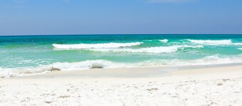 Walk to the beach! Sleeps 4, full kitchen, one bedroom, one bath