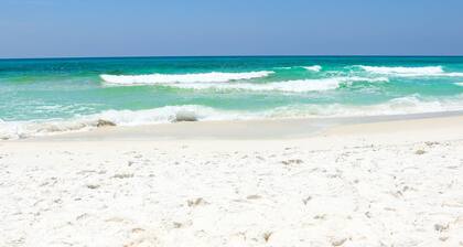 Walk to the beach! Sleeps 4, full kitchen, one bedroom, one bath
