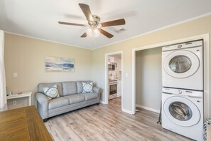Interior - Walk to the beach! Sleeps 4, full kitchen, one bedroom, one bath (Fort Walton Beach)