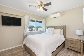 1 bedroom, iron/ironing board, free WiFi, bed sheets - Walk to the beach! Sleeps 4, full kitchen, one bedroom, one bath (Fort Walton Beach)