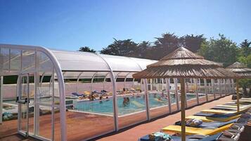 Alberca techada, alberca climatizada y camastros