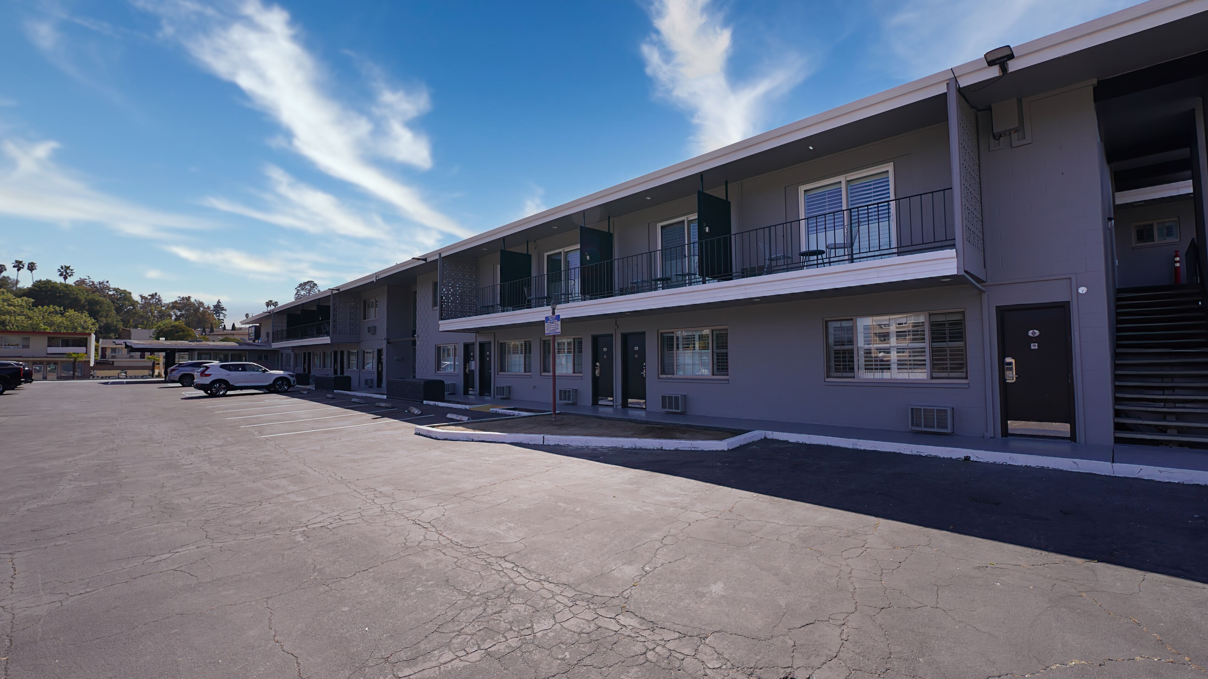 Un motel à plusieurs étages avec un parking.