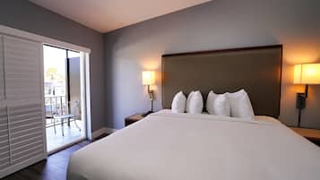Newly Remodeled Room, King Bed, Balcony, Non-Smoking | Bàn, màn/rèm cản sáng, bàn ủi/dụng cụ ủi quần áo