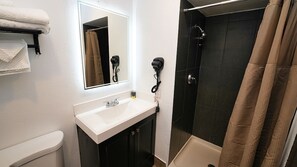 Hair dryer, towels - Seaside Inn & Suites (Santa Cruz)