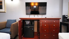 Desk, blackout drapes, iron/ironing board, free WiFi - Seaside Inn & Suites (Santa Cruz)