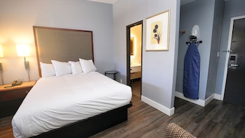 Seaside Inn & Suites