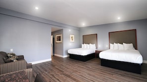 コンフォート ルーム バルコニー (Newly Remodeled 2 Queen Bed&Sofa Bed) | デスク、遮光カーテン、アイロン / アイロン台、WiFi (無料)