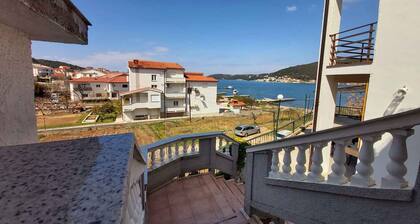 Holiday apartment with boat mooring and sea view