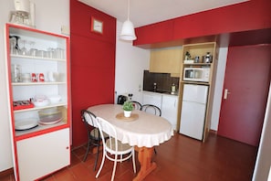 Réfrigérateur, micro-ondes, plaque de cuisson, lave-vaisselle