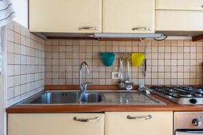 Frigorifero, forno, piano cottura, macchina per tè/caffè